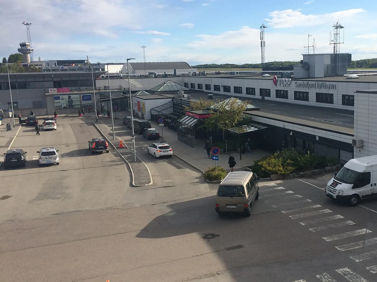 Terminal de l’aéroport de Sandefjord-Torp, avec la tour de contrôle et l’enseigne « Sandefjord lufthavn »