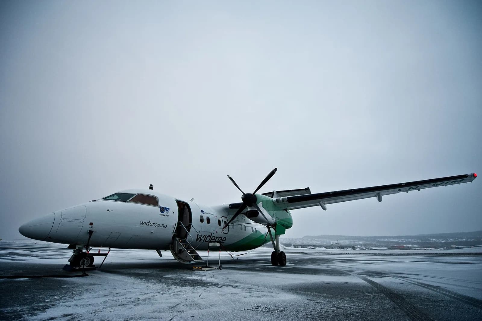Avion Widerøe Dash 8 sur le tarmac enneigé de l’aéroport de Lakselv, dans le Finnmark