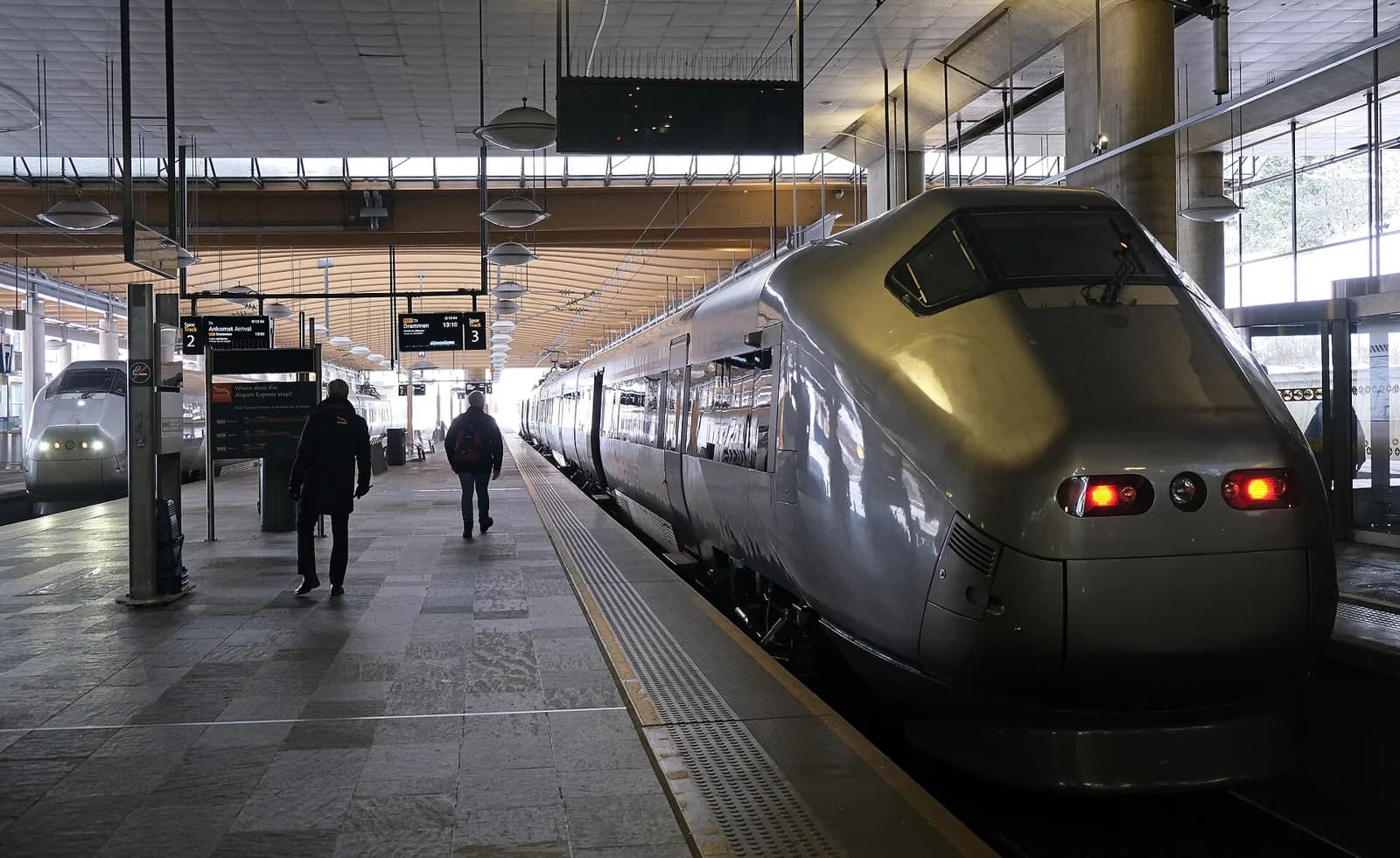 Rame grise du Flytoget à quai en gare d’Oslo-Gardermoen