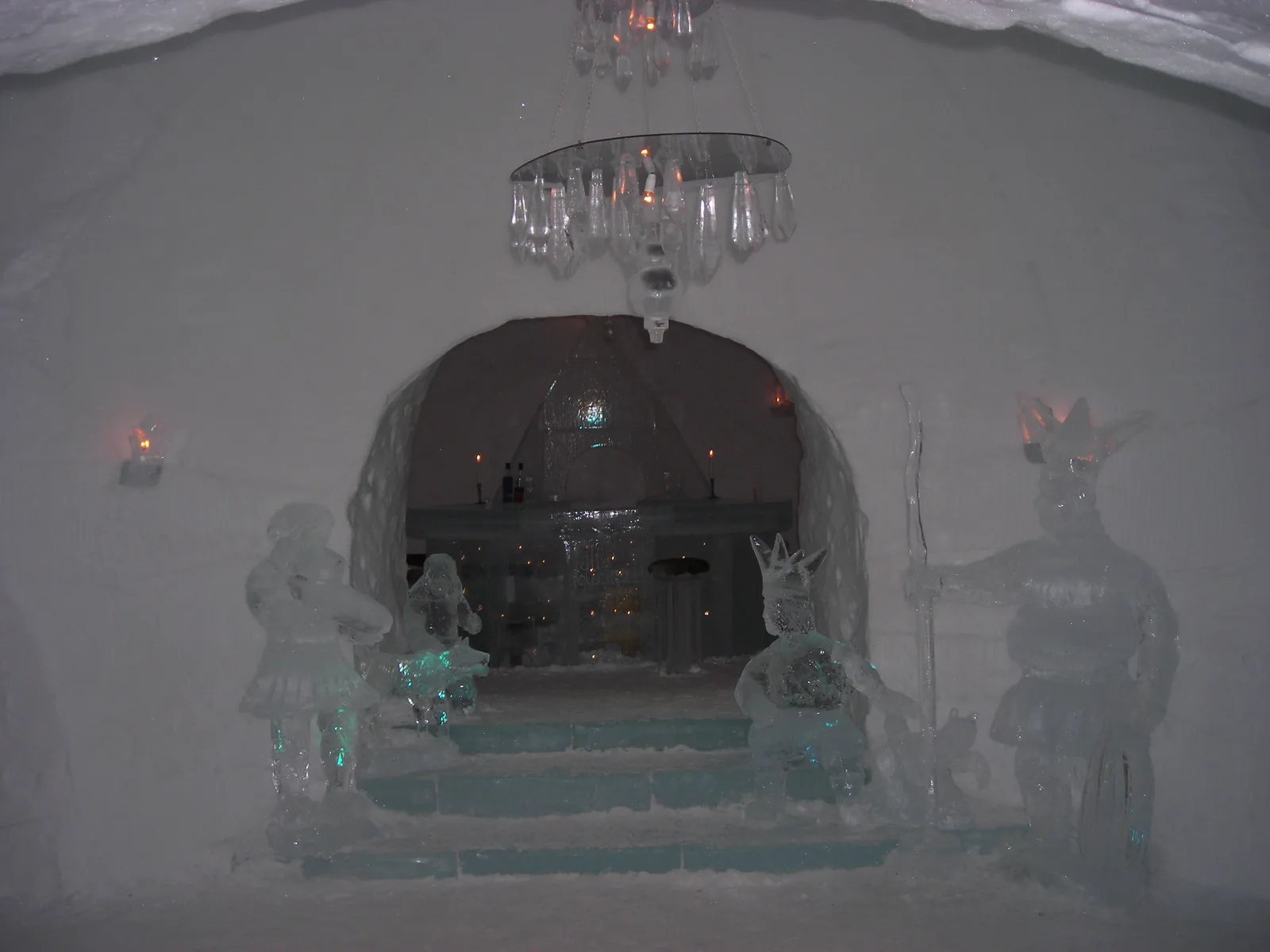 Entrée du bar de l’hôtel de glace d’Alta, sculptures de glace et lustre en cristal