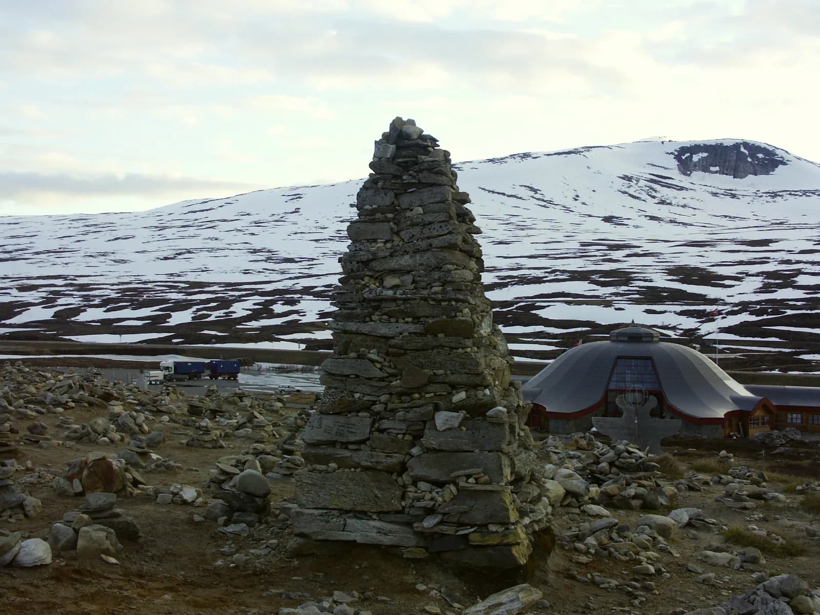 Cairn de pierres du cercle polaire devant le Polarsirkelsenteret, sur le plateau enneigé de Saltfjellet
