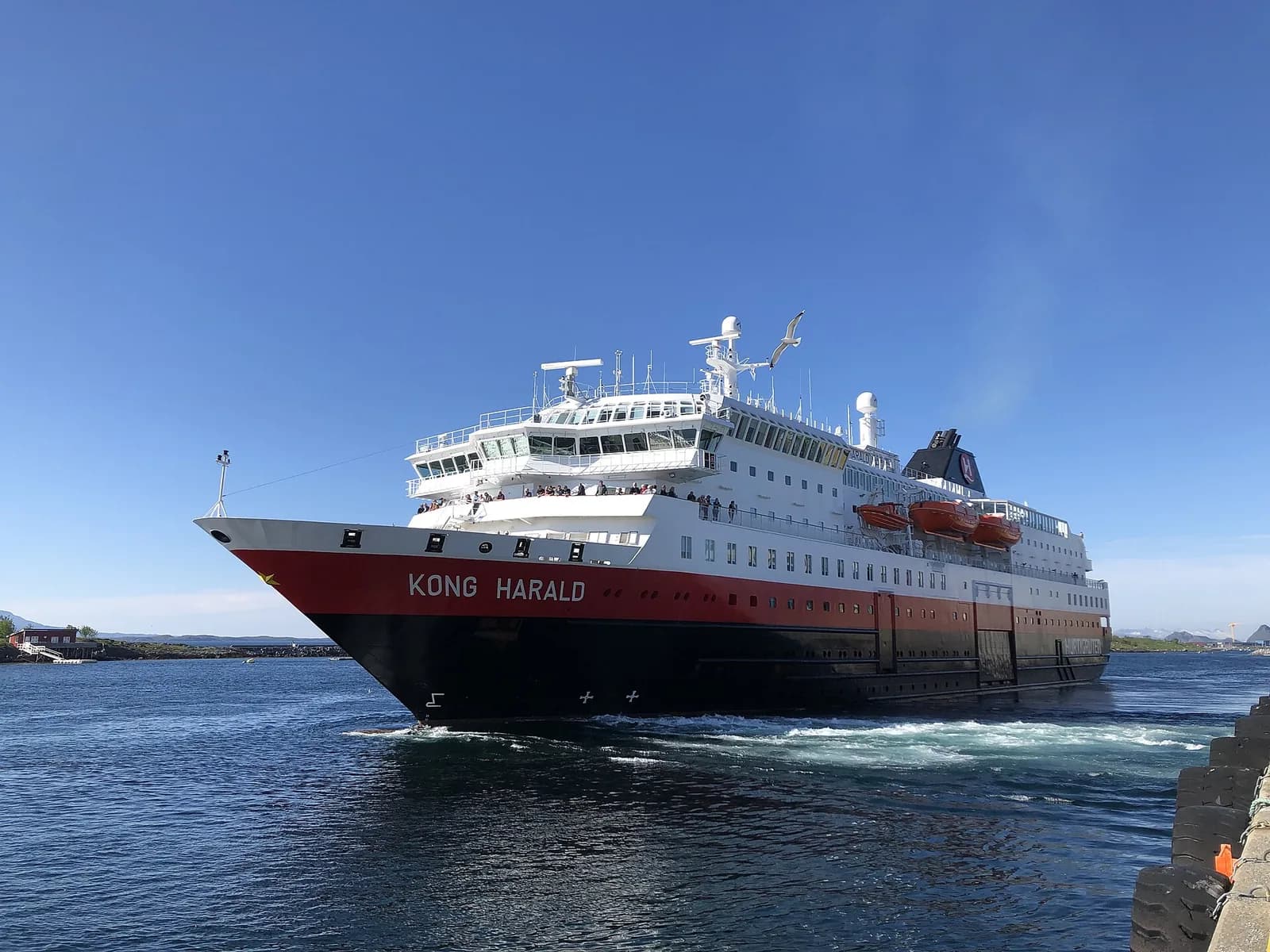 Le navire Hurtigruten MS Kong Harald au départ de Brønnøysund, sur la côte du Helgeland
