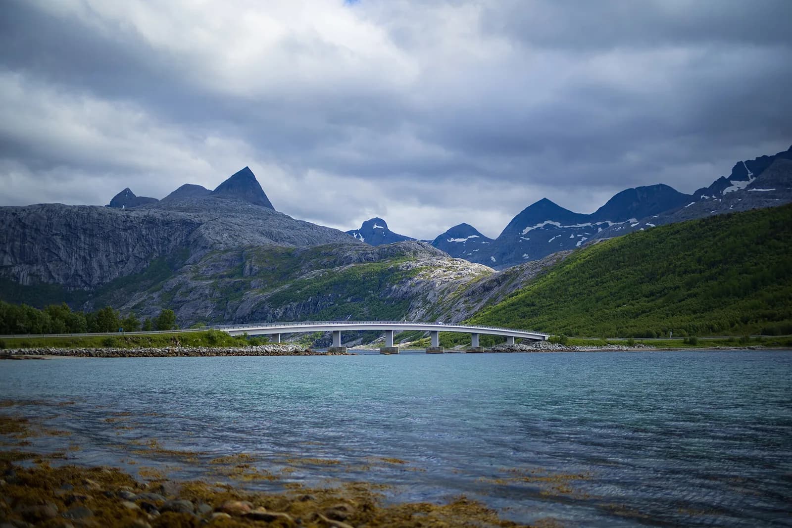 Le pont d’Åselistraumen sur la route côtière Kystriksveien (Fv17), au pied des montagnes de Meløy