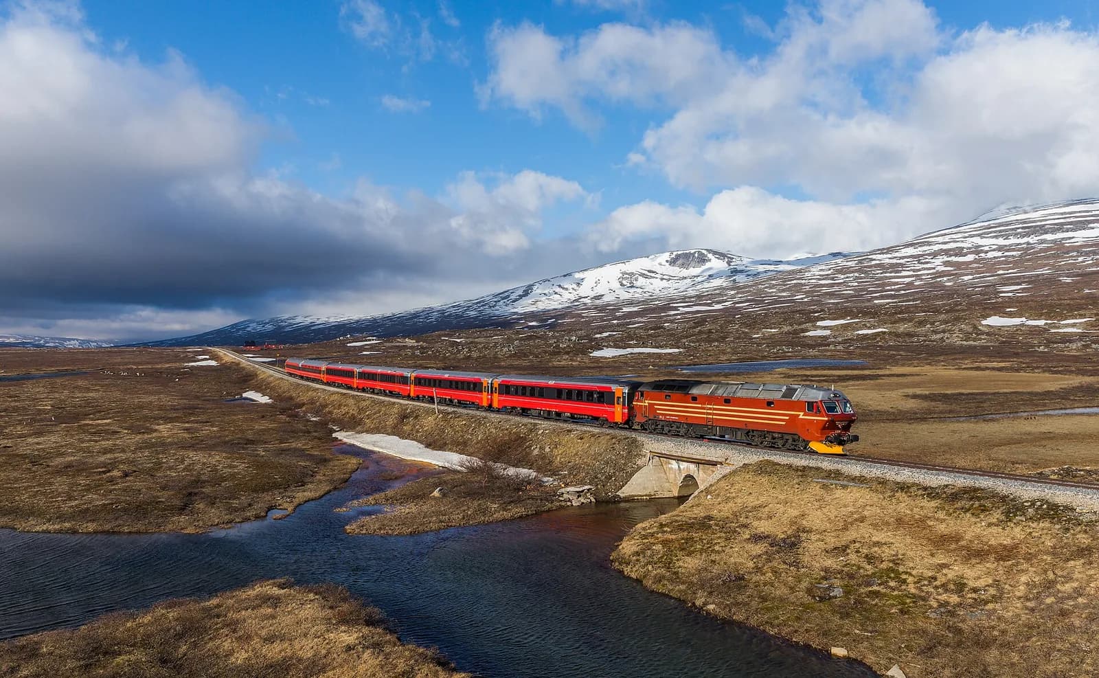 Le train de nuit de la ligne du Nordland traversant le plateau de Saltfjellet