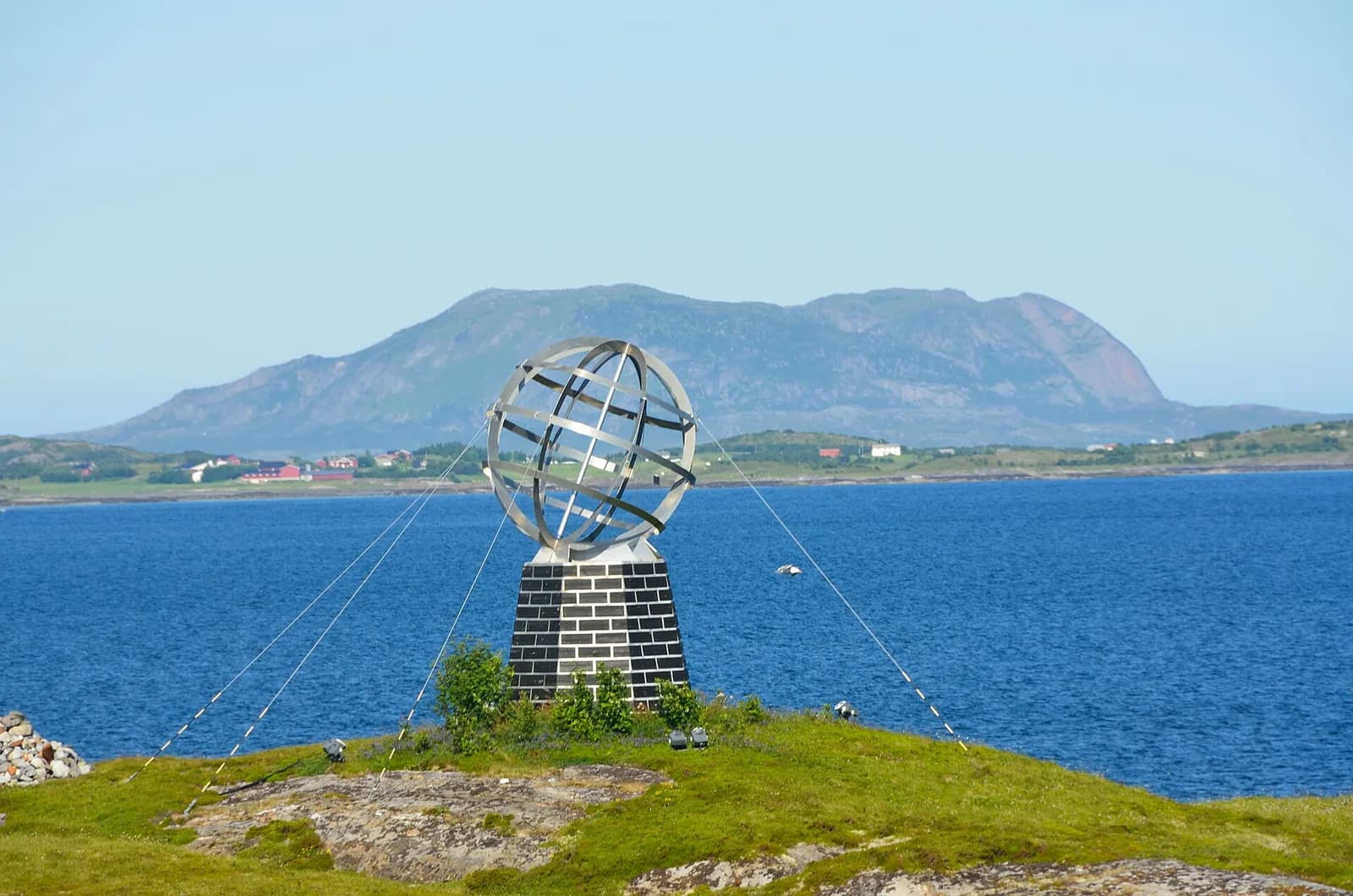 Le globe métallique du cercle polaire sur l’îlot de Vikingen, face à la mer, à Rødøy (Nordland)