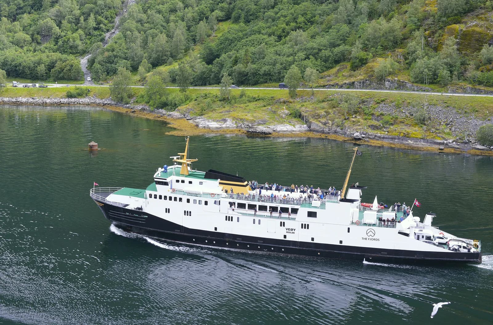Le ferry entre Geiranger et Hellesylt naviguant sur le Geirangerfjord, au pied de versants boisés