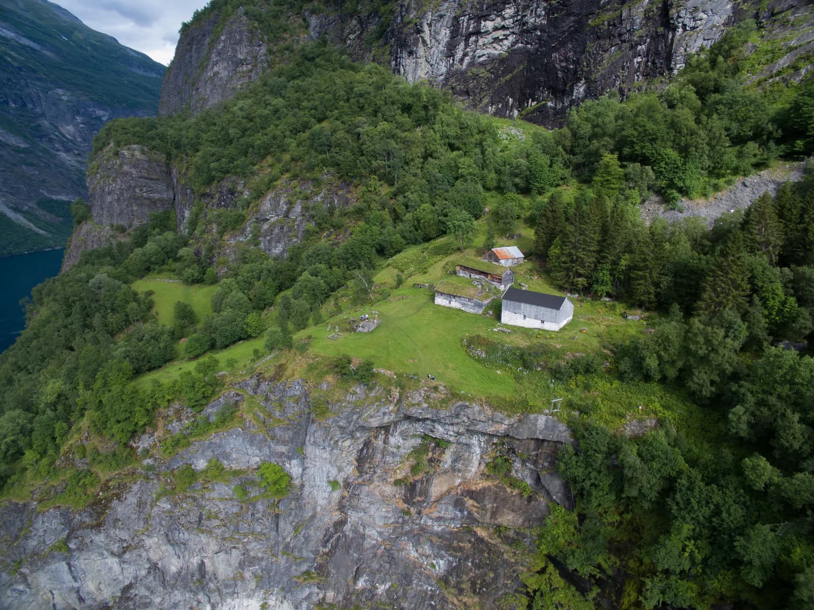 La ferme de Skageflå perchée sur une terrasse verte au-dessus du Geirangerfjord, vue du ciel