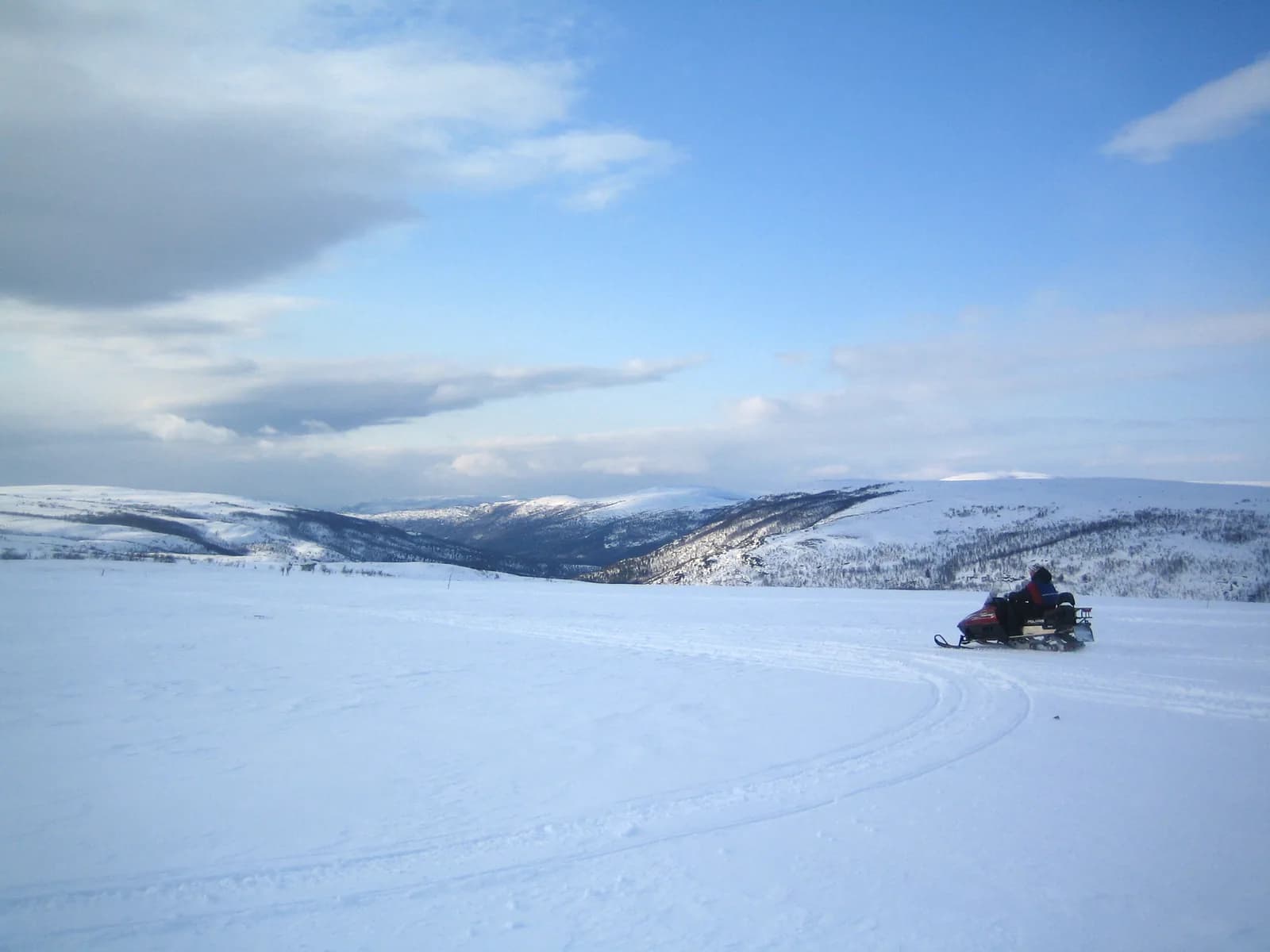 Motoneige sur une étendue enneigée du Finnmarksvidda, près d’Alta, dans le nord de la Norvège