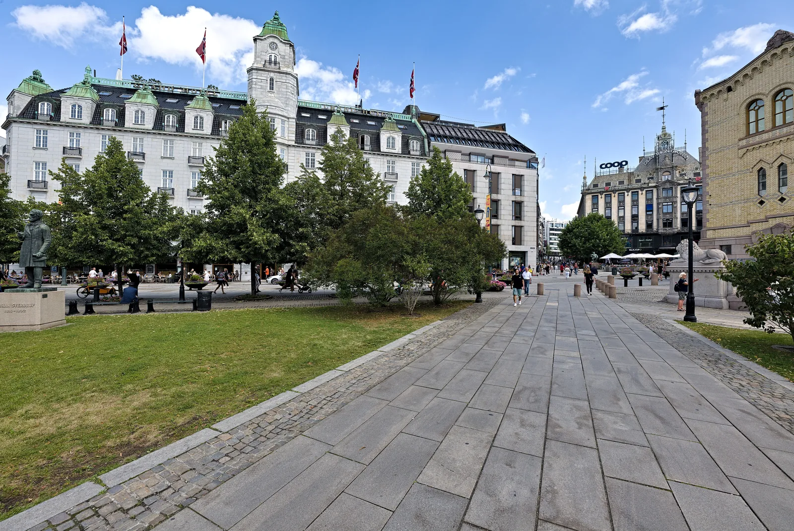 Le Grand Hotel et le Parlement au bout de Karl Johans gate, avenue principale d'Oslo