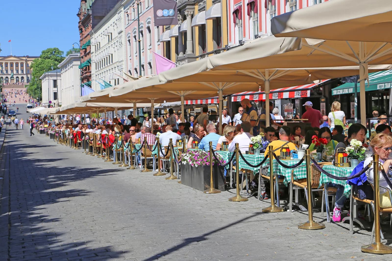 Terrasses de restaurants sur la rue piétonne Karl Johans gate, dans le centre d’Oslo