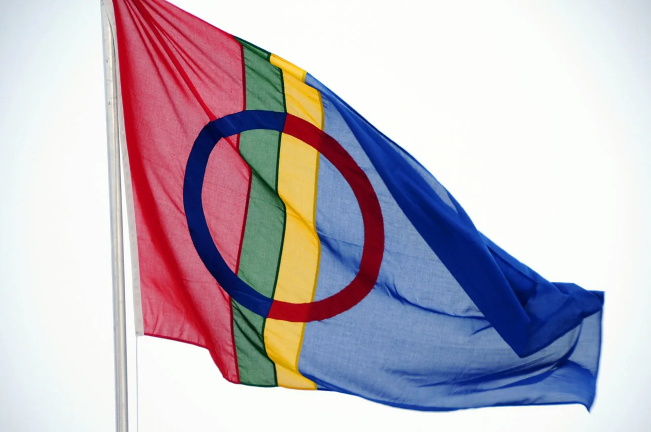 Drapeau sami flottant au vent à Tromsø, le 6 février, jour de la fête nationale sami