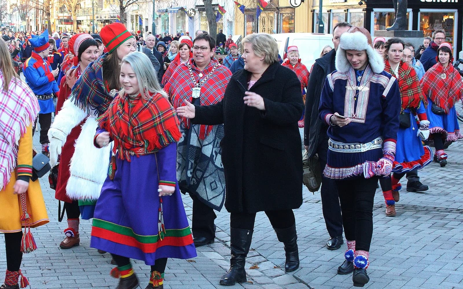 Défilé en gákti rouges, bleus et verts le jour de la fête nationale sami, le 6 février, à Trondheim