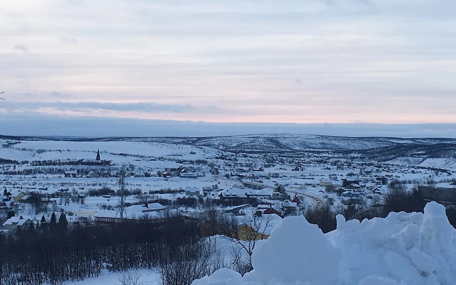 Vue sur Kautokeino (Guovdageaidnu) en hiver, village sami du plateau du Finnmark, sous un ciel crépusculaire