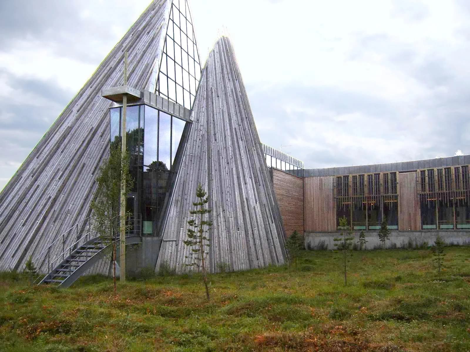 Bâtiment du Parlement sami (Sámediggi) à Karasjok, aux façades de bois en forme de lavvu