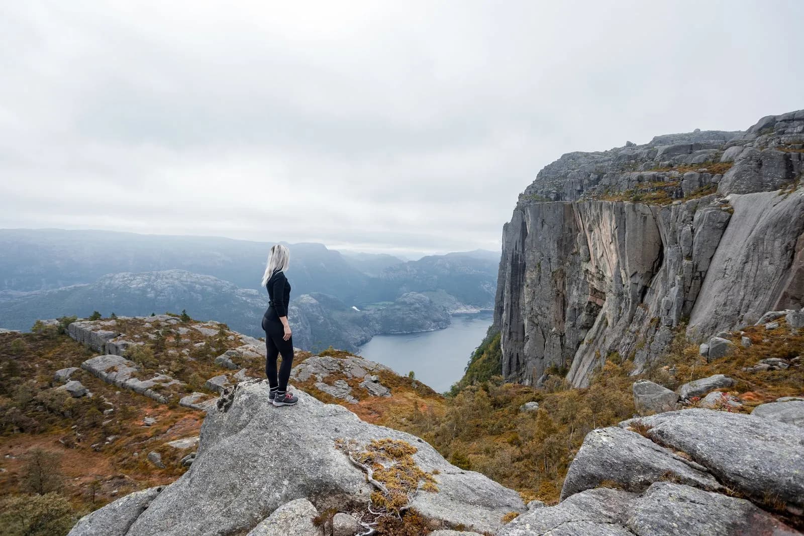 Randonneur au sommet de Trolltunga
