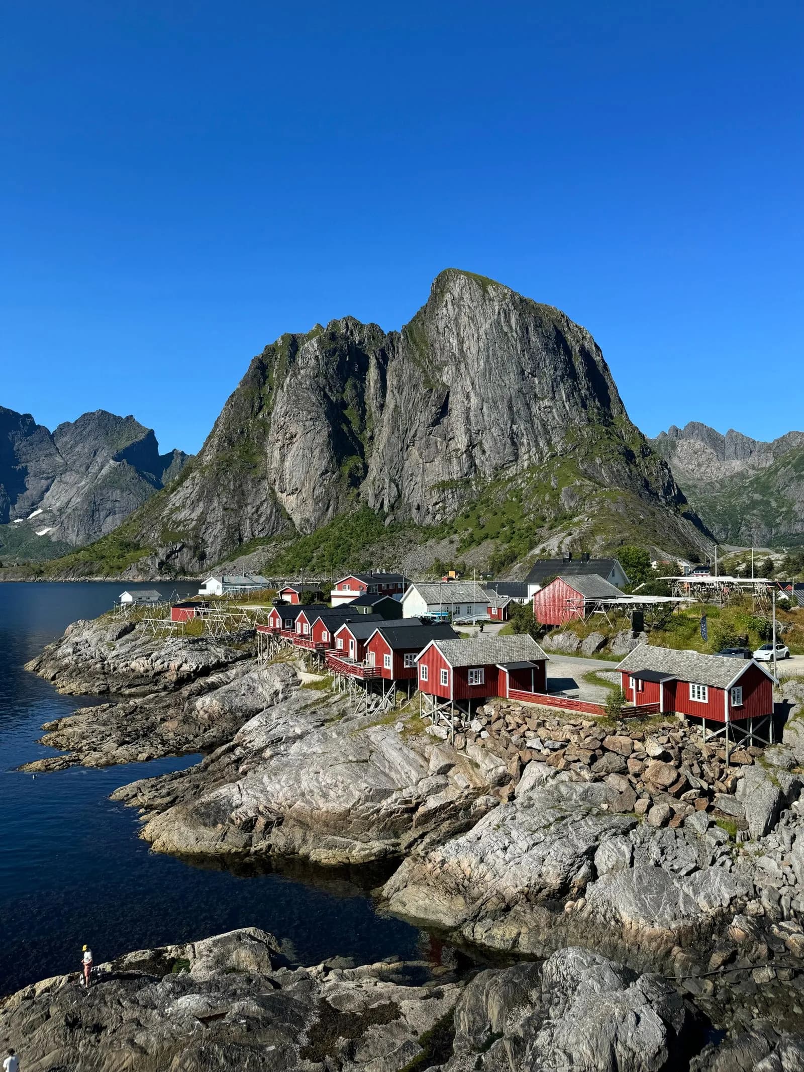 Village de Reine et ses rorbuer rouges aux Lofoten