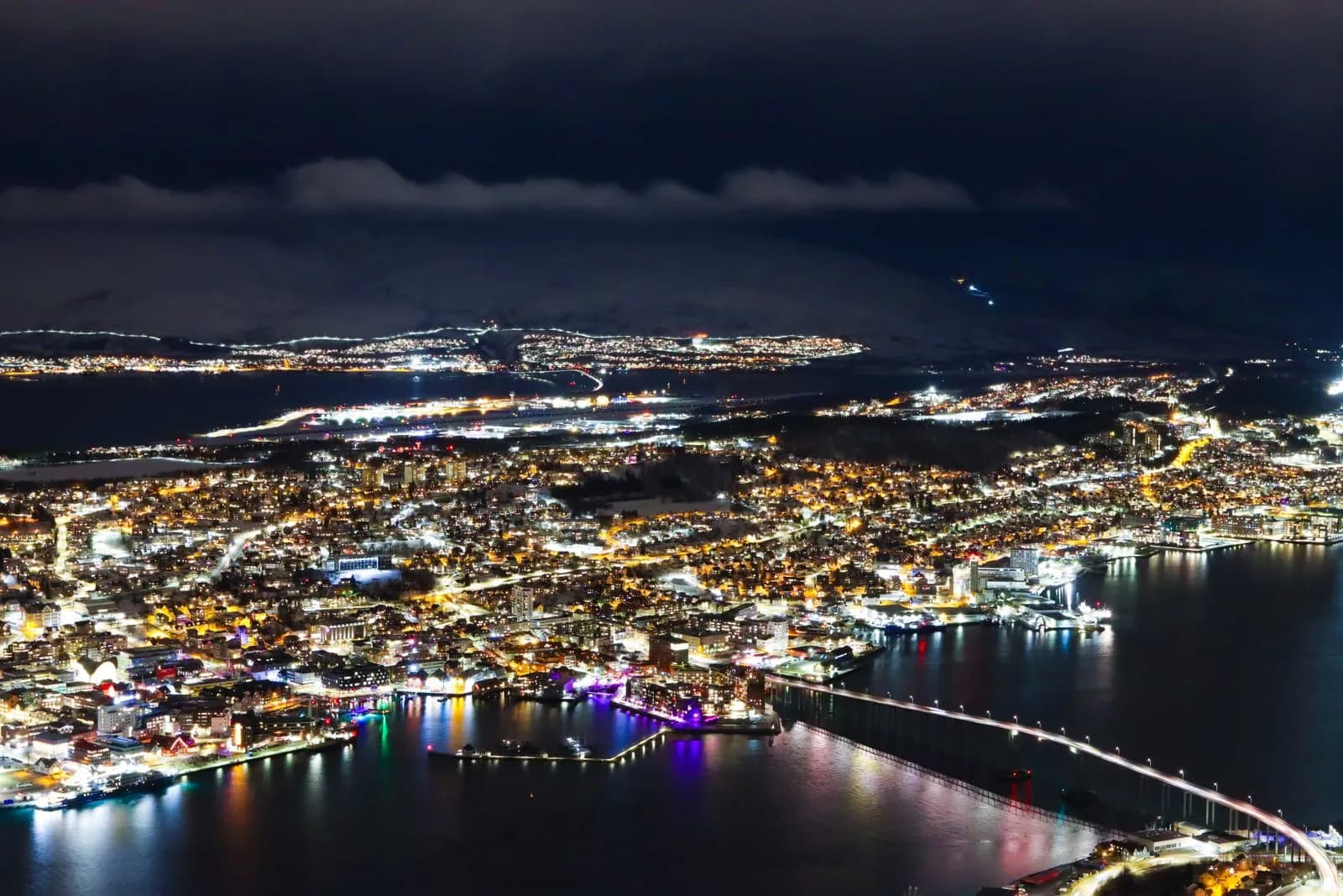 Tromsø sous la neige avec sa cathédrale arctique