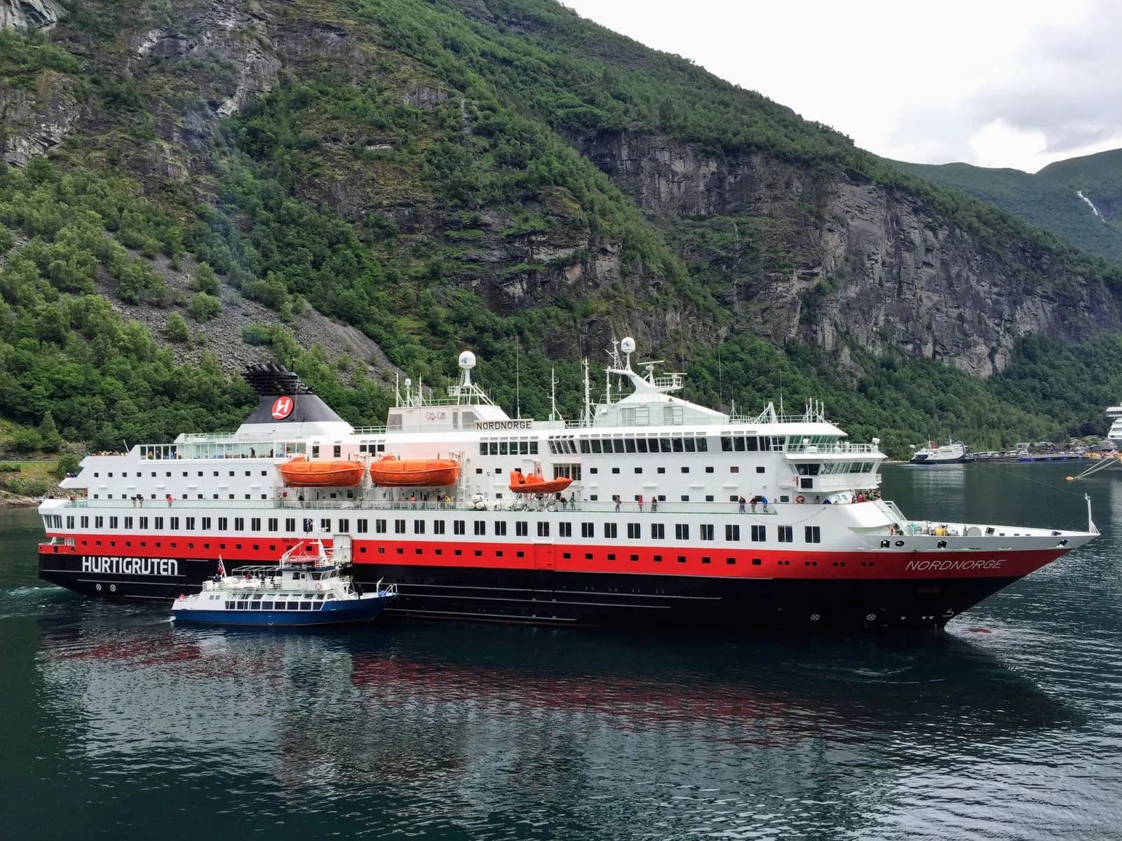 Navire Hurtigruten longeant la côte norvégienne