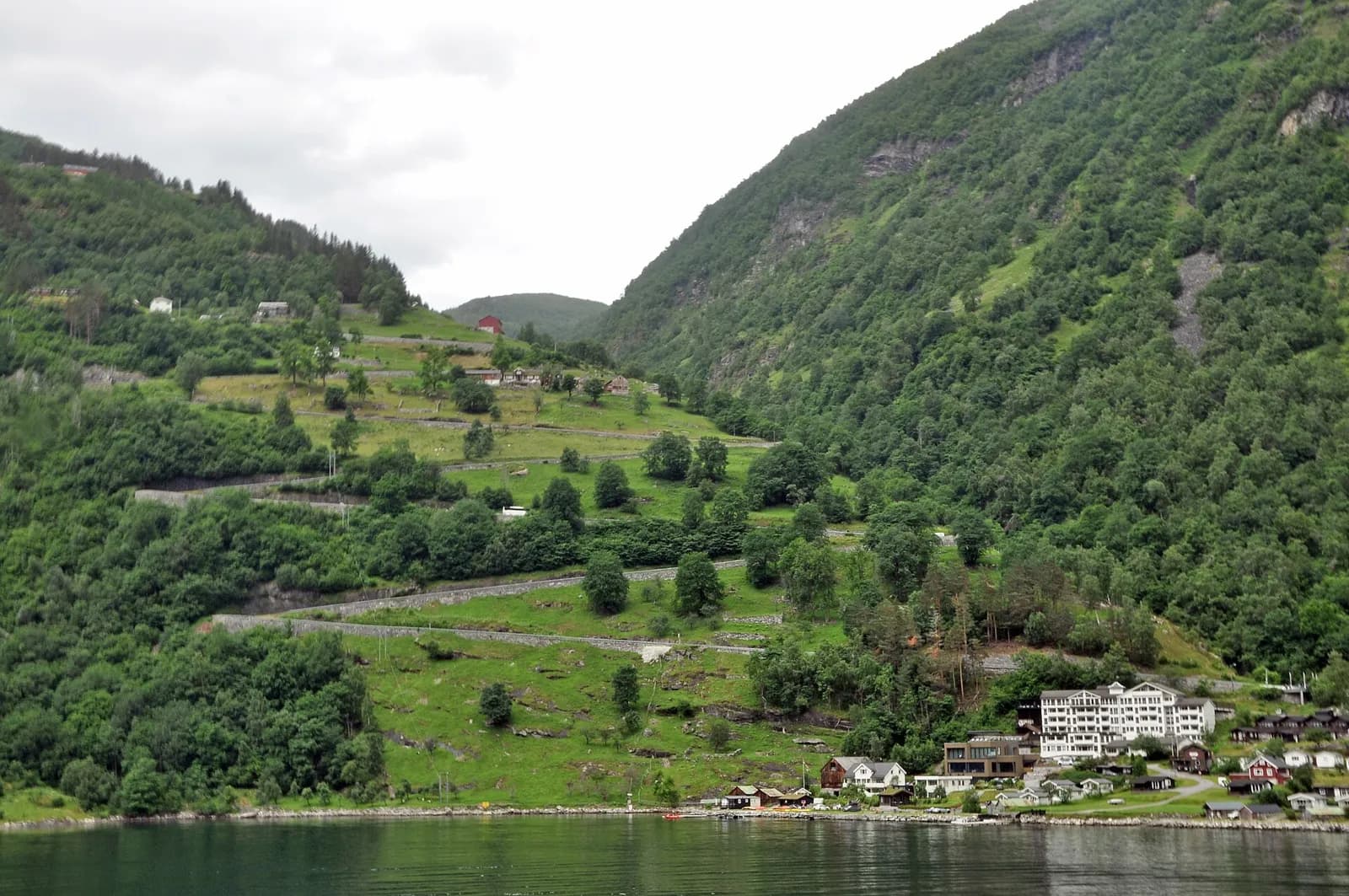 La route des Aigles (Ørnevegen) en lacets sur le versant du Geirangerfjord, au-dessus du village de Geiranger