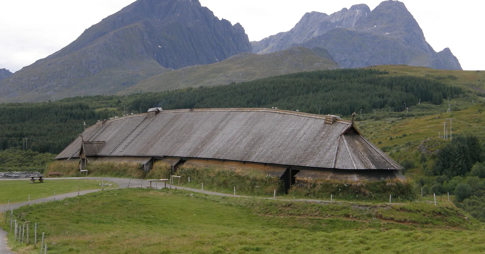 Maison longue viking reconstituée du musée Lofotr à Borg, sous les sommets de Vestvågøy, îles Lofoten