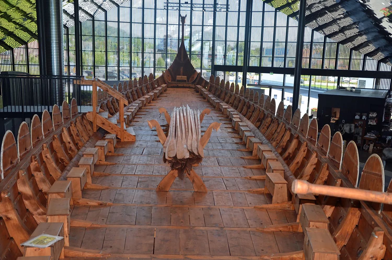 Pont de la réplique du navire viking de Myklebust, dans le bâtiment Sagastad à Nordfjordeid