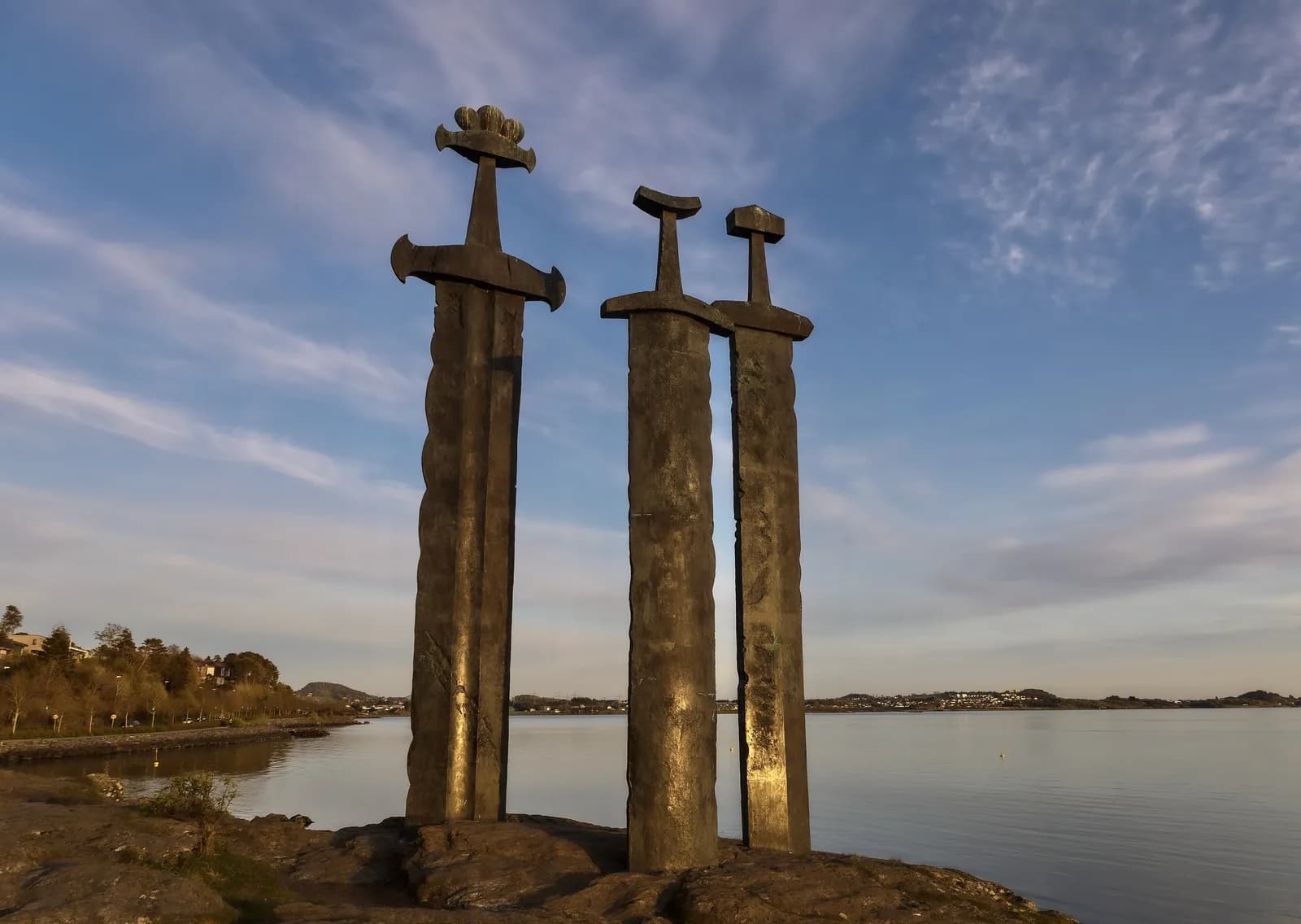 Les trois épées géantes du monument Sverd i fjell au bord du Hafrsfjord, à Stavanger