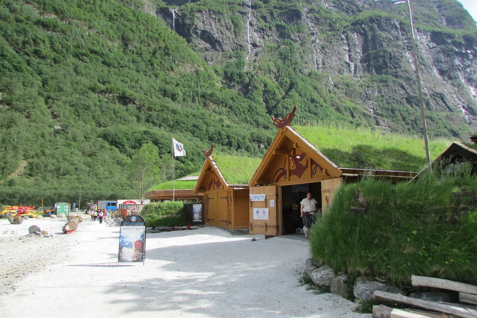 Entrée du village viking Njardarheimr à Gudvangen, dans la vallée du Nærøyfjord