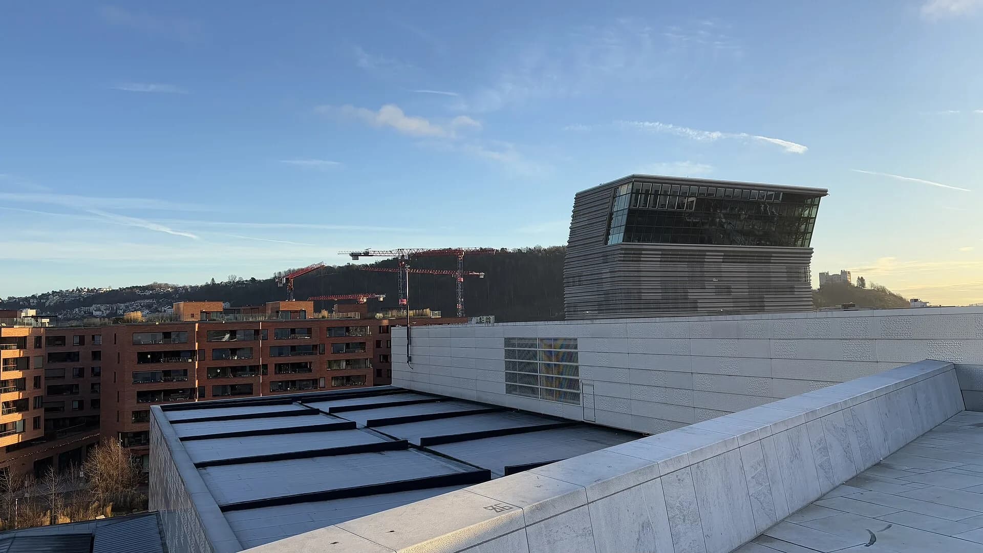 Le musée Munch vu depuis le toit de marbre blanc de l'Opéra d'Oslo, à Bjørvika